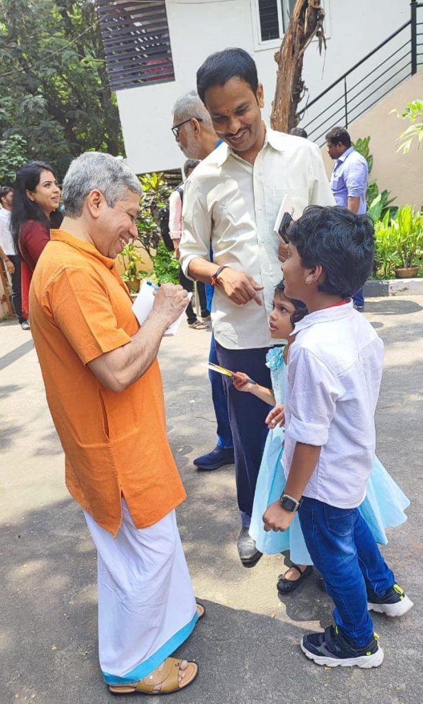 ಪುಟಾಣಿ ಓದುಗರ ಜೊತೆ