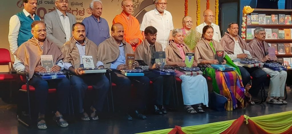 ಹೂಬಾಣ ಲೋಕಾರ್ಪಣೆ. ಆದಿಚುಂಚನಗಿರಿ ಶ್ರೀಗಳು, ಮಾಜಿ ಸಚಿವ ಸುರೇಶ್ ಕುಮಾರ್, ಸಪ್ನದ ನಿತಿನ್ ಶಾ, ದೊಡ್ಡೇಗೌಡ ಮತ್ತಿತರರ ಜೊತೆ.